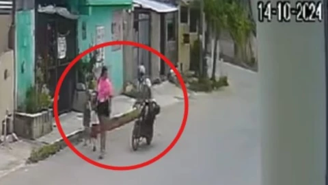 Motociclista acosa a mujer en vía pública y la toca frente a sus hijos en Cancún; exigen justicia| VIDEO