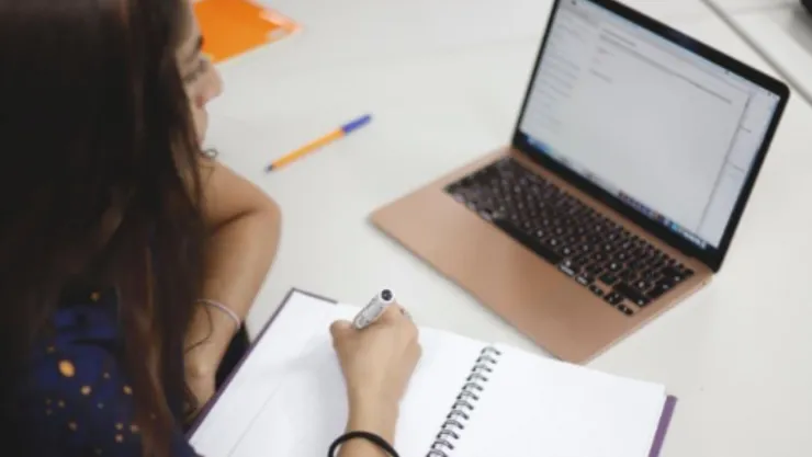 Persona estudiando en línea