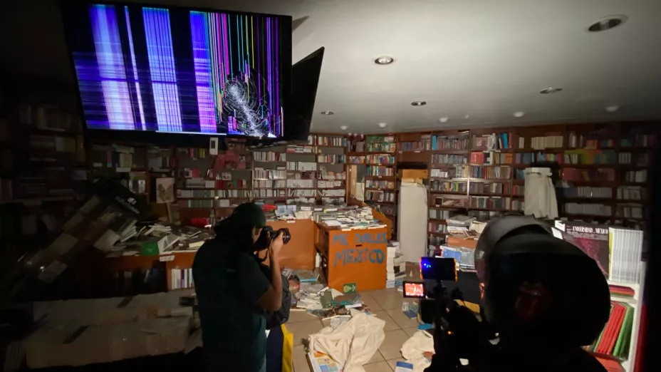 Encapuchados ingresan a librería