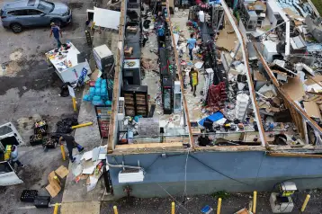 Minimercado destruido tras el paso del huracán Isaías, en Milton, Florida.