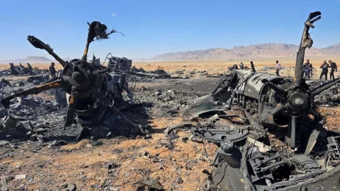 Una imagen publicada el 5 de abril de 2026 y obtenida de las redes sociales parece mostrar los restos de un avión estadounidense y el rotor de un helicóptero en Isfahán, Irán, lo que, según el analista de imágenes forenses William Goodhind, es consistente con un US MC-130J o HC-130J, en medio del conflicto entre Estados Unidos e Israel con Irán