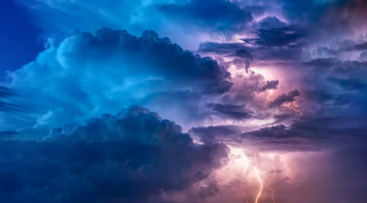 foto de lluvia y tormenta eléctrica