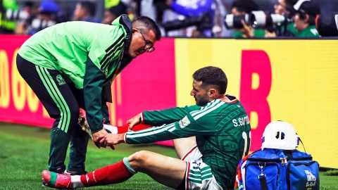 CONFIRMADO: Jugador de la Selección Mexicana es trasladado al hospital tras derrota ante Inglaterra