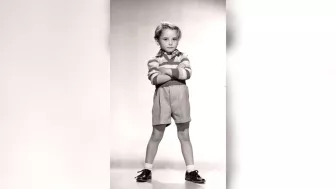 En 1949, asistió a una fiesta en la que se hallaba el productor de cine Gregorio Wallerstein, quien comentó que buscaba a un niño para ser protagonista de su próxima película: “Pecado”. María al escuchar esto se recogió el pelo y pidió que se lo cortaran y finalmente ella fue quien se quedó con el papel.
