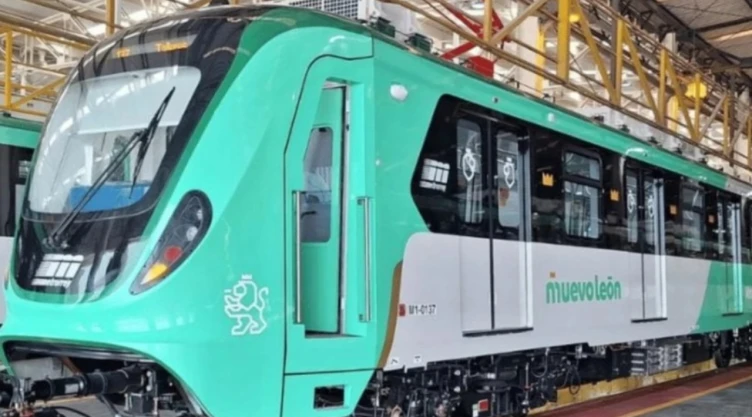 Lista de las estaciones que tendrá la Línea 6 del Metro de Monterrey para ser la más grande de América. En la imagen se observa a uno de los trenes del Metro de Monterrey antes de iniciar su viaje.