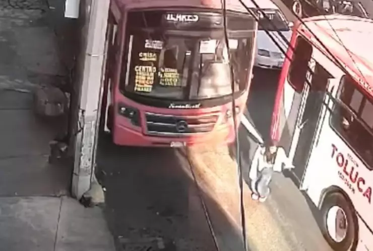 joven atropellada transporte público