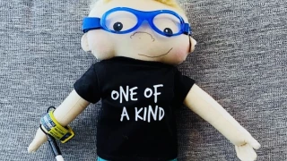 Mujer hace muñecos con discapacidades para incluir a todos los niños