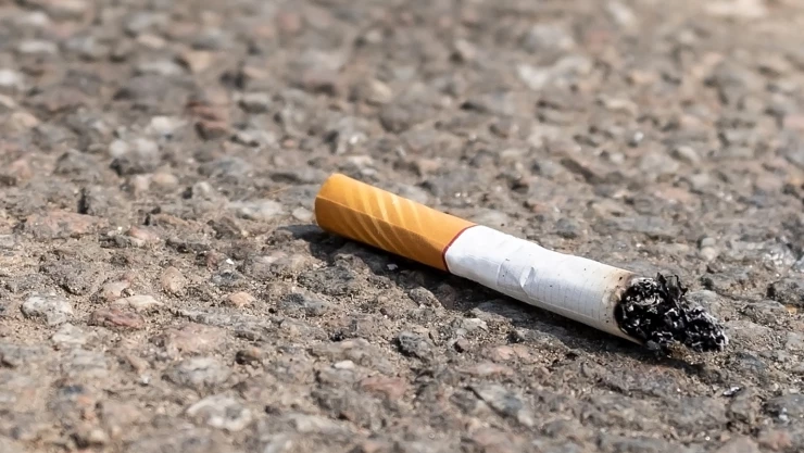 ¡No las tires al suelo! Te decimos dónde debes depositar las colillas de cigarro