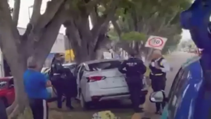 ÚLTIMA HORA Auto termina sobre árbol en Av. Patria; hay cierres viales