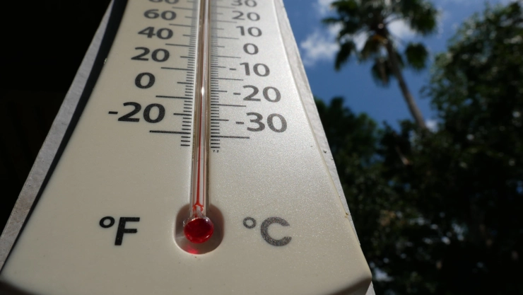 Un termómetro con elevadas temperaturas de ºF y ºC