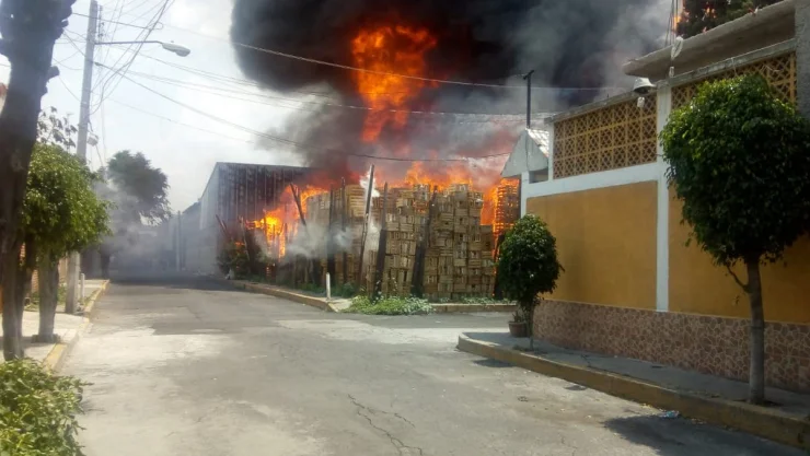 Se registra fuerte incendio en Iztapalapa evacúan a familias