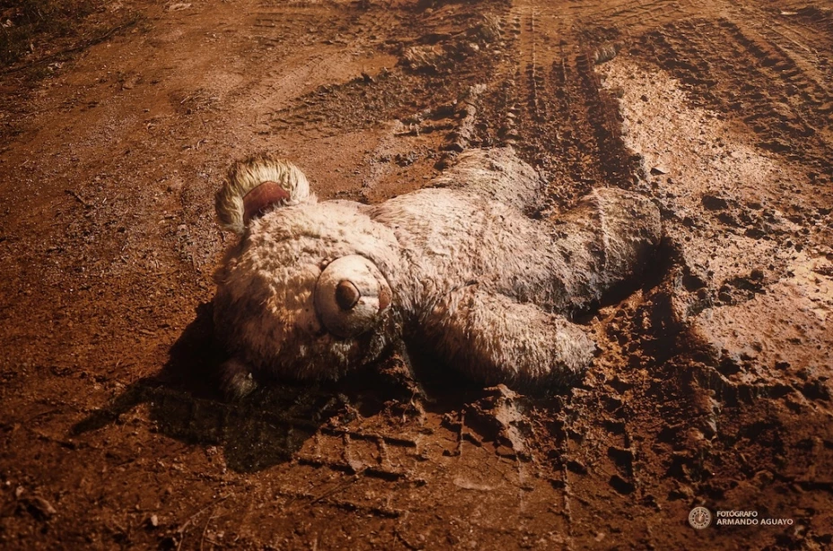 La mujer confesó que obligaban a las niñas a estar presentes mientras ella sostenía relaciones sexuales con su pareja.