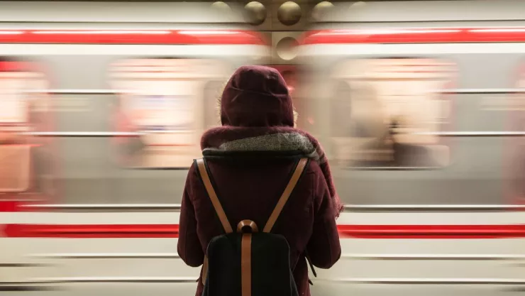 FOTO: Un hombre engaña a turista y la viola en estación del metro.