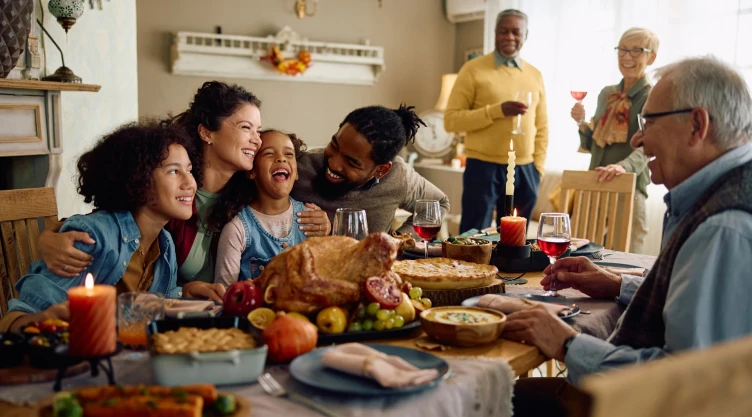 Una familia celebra Thanksgiving