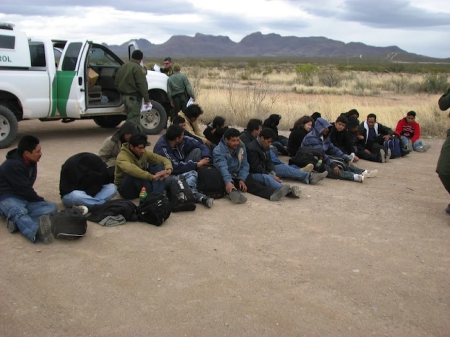 El 11 de junio la misma corporación detuvo 2 vehículos tipo panel en que viajaban otros 35 indocumentados, también mexicanos, entre ellos 8 mujeres