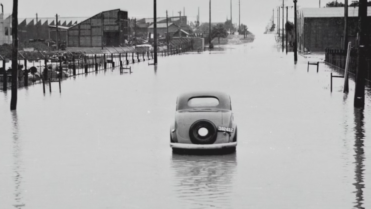 Vocho cruza carretera inundada en Pachuca