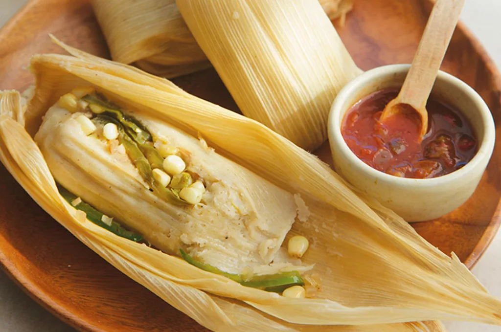 Tamal verde acompañado de salsa roja Foto especial