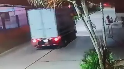 Camión provoca descarga eléctrica.jpg