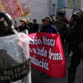 Protesta de maestros contra el gobierno en La Paz, Bolivia.