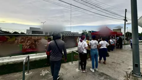 Yucatecos hacen compras de pánico en famosa galletera por posible llegada del Huracán Beryl