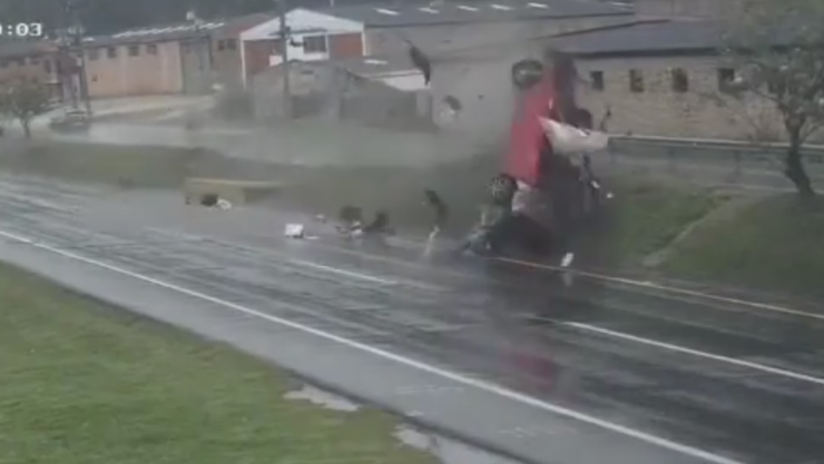 Conductor es proyectado desde su vehículo en accidente Colombia