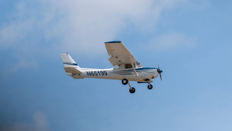 Un avión monomotor en el aire