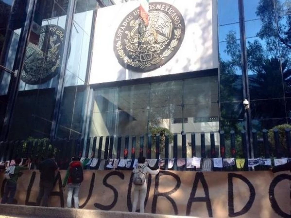 Estudiantes bloquean las instalaciones de la PGR