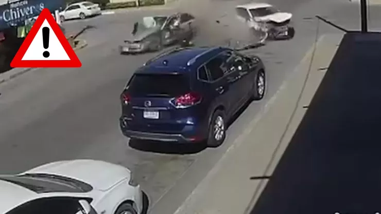 VIDEO FUERTE: Captan momento exacto en que una mujer sale volando de un carro durante un accidenten en Sinaloa  