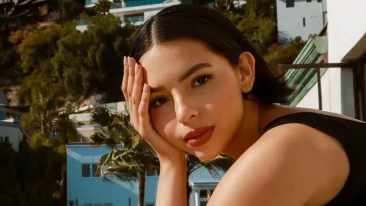 La cantante Ángela Aguilar posa para una foto.