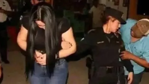 Capturan a maestra por acoso sexual a estudiante; lo amenazaba con reprobarlo si no cumplía sus exigencias.jpg