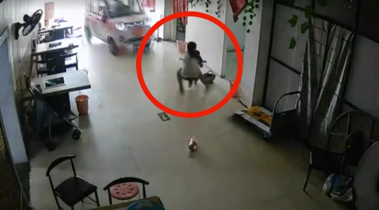 Niña heroína salva a su hermanita de ser atropellada por un scooter en China (VIDEO)