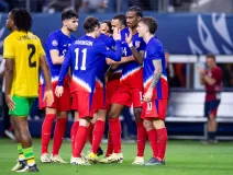 Jugadores de Estados Unidos celebran un gol