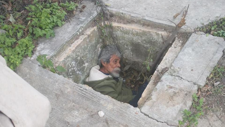 El viejito fue rescatado de una alcantarilla de los registros de agua de Tampico, luego de que vecinos alertaran a los servicios de emergencia pues pensaban que se encontraba sin vida.