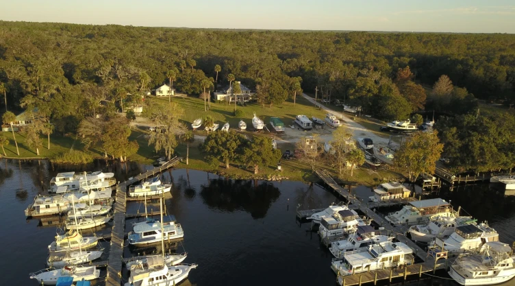 Vista aérea de una ciudad de Florida a la vera del lago, con su respectiva vegetación y los barquitos en los muelles