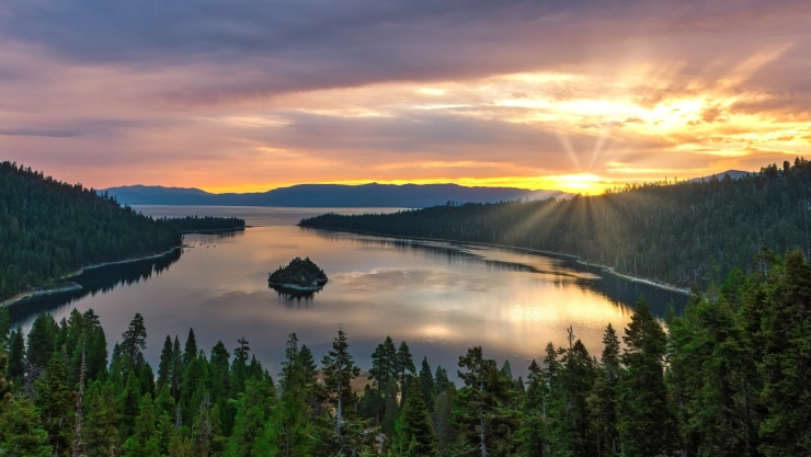 Vista aérea del Lake Tahoe, ubicado en la frontera entre California y Nevada