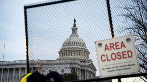 Arrestan a un hombre presuntamente armado cerca del Capitolio en Washington