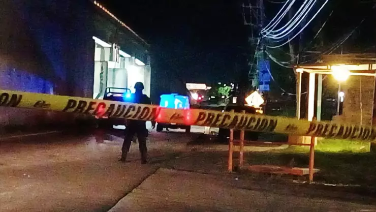 Abandonan dos cuerpos colgados en puente de Celaya