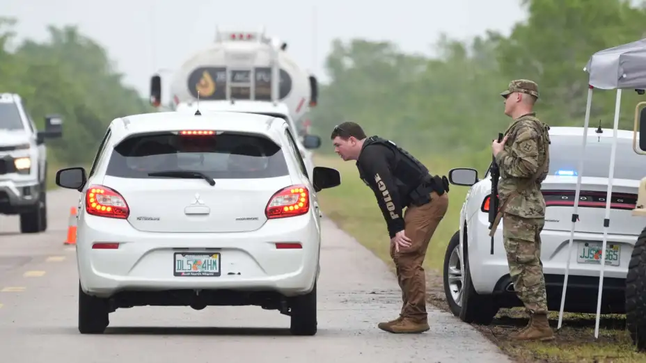 Retén policíaco en la Instalación Dade-Collier en Ochopee, Florida.