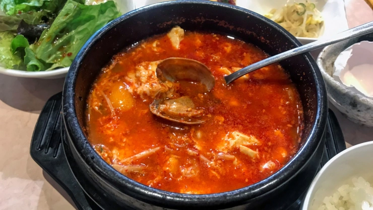 Caldo de pescado: Es una bomba de colágeno para la piel