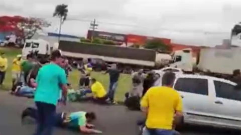 Coche atropella a manifestantes en Brasil