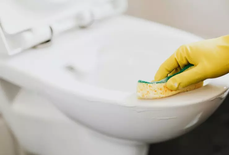 El truco de TikTok que deja la taza del baño resplandeciente en menos de 1 minuto