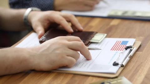 Un solicitante rellena un formulario de visa en Estados Unidos.