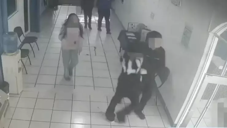 IMÁGENES FUERTES | Revelan nuevo VIDEO del ataque en el que alumno asesinó a 2 maestras en Michoacán
