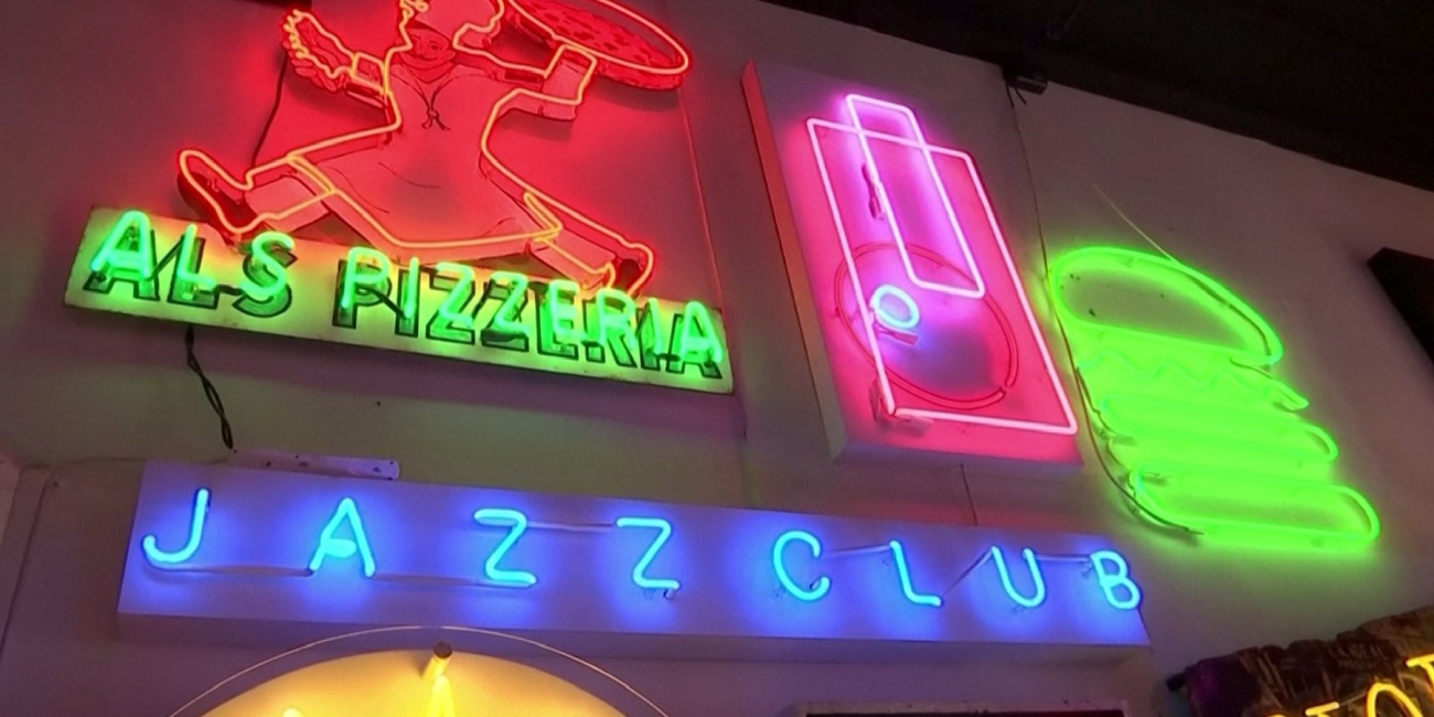 “Let There Be Neon” cumple 50 años dando luz