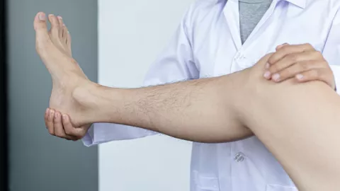 Dolor de rodilla, médico, síntomas c.jpg