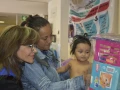 los pequeños del Hospital Pediátrico Moctezuma contagian esperanza al ver sus regalos