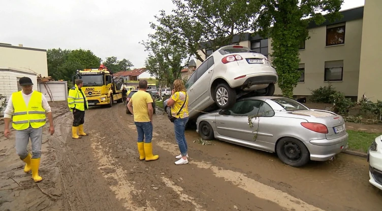 Emociones fuertras tras un duro aterrizaje desde Mallorca. Regine Hornack y su pareja interrumpieron sus vacaciones porque las inundaciones que azotaron Alemania destruyeron su hogar.