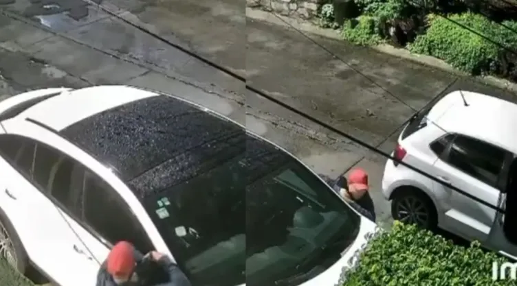 VIDEO: Captan a sujeto robando autopartes en calles de Naucalpan; así operan los delincuentes