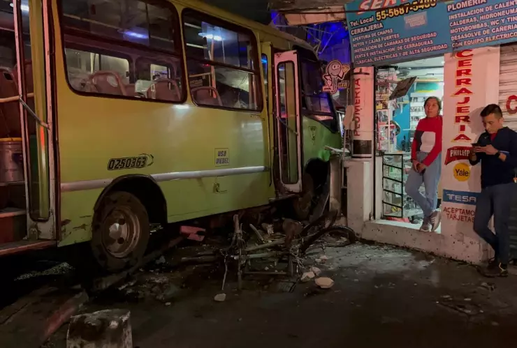 VIDEO: Camión impacta puestos semifijos en la Del Valle; hay varios heridos