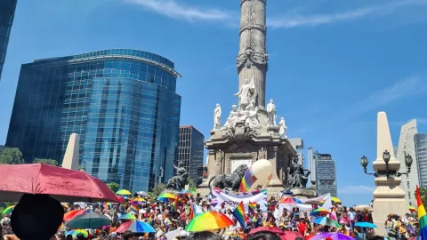 Marcha LGBT+ se lleva a cabo en el Paseo de la Reforma